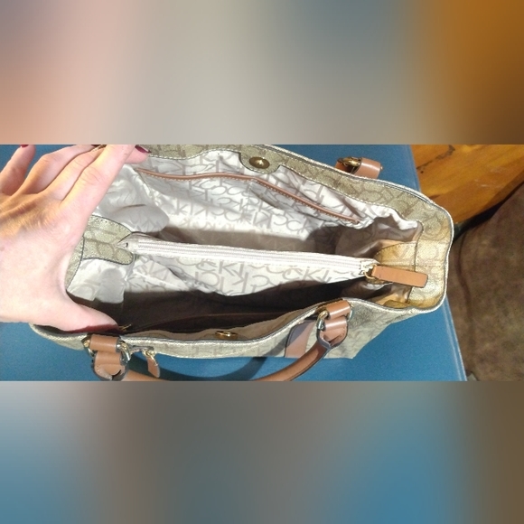 New Calvin Klein - Picture 4 of 7